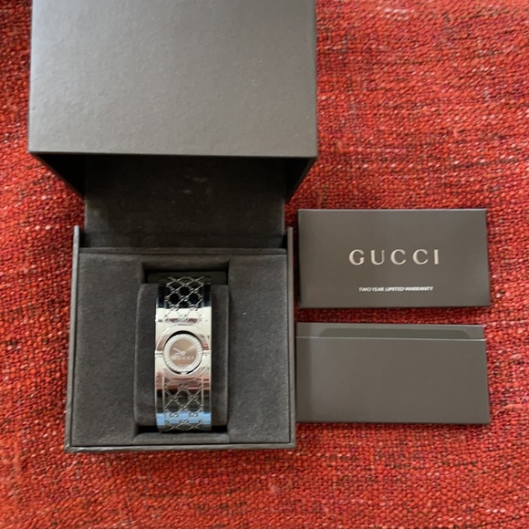 Authentic Gucci Twirl Small Diamond Watch - Picture 5 of 7
